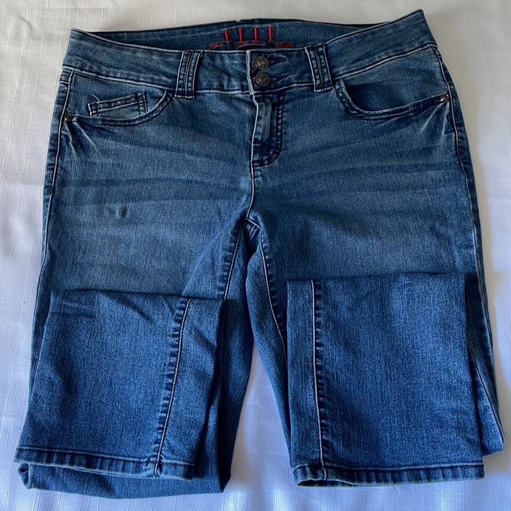 ELLE Jeans size 8.  stretch